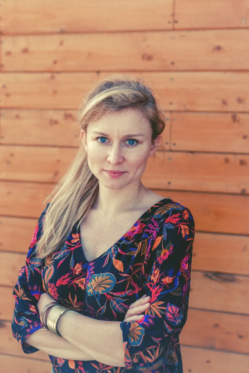 Monika Wolińska – portret na tle drewnianych desek